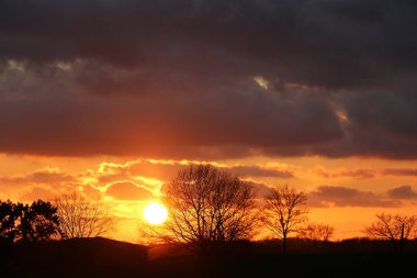 Kuzey Almanya 'da güzel romantik gün doğumu