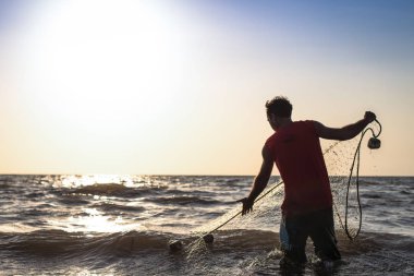 Balık ağı hazırlanıyor balıkçı
