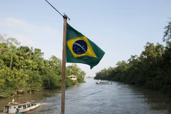 Flaga Brazylii Łodzi Amazon — Zdjęcie stockowe