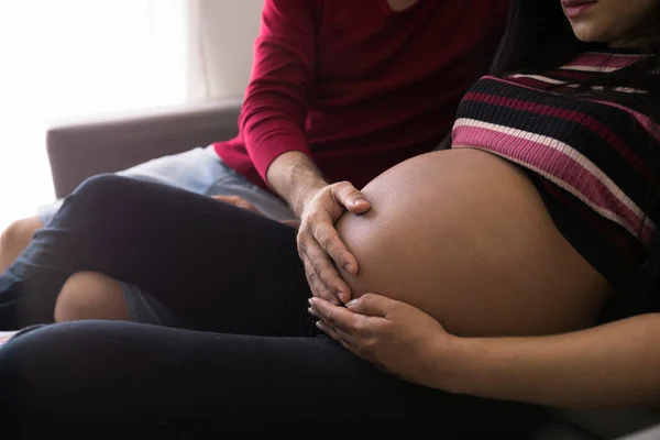 Άνθρωπος Και Έγκυος Γυναίκα Στο Σαλόνι — Φωτογραφία Αρχείου