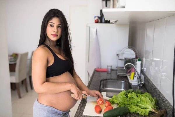 Donna Incinta Che Prepara Insalata Verde — Foto Stock