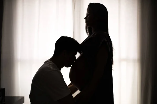 Genç Baba Hamile Eşinin Göbek Öpüşme — Stok fotoğraf