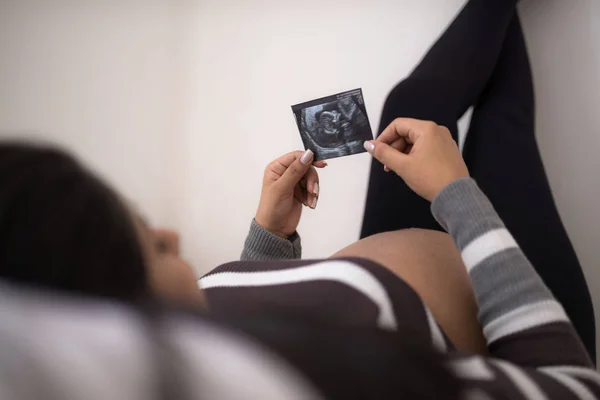 Donna Incinta Che Guarda Ecografia Suo Figlio Letto — Foto Stock