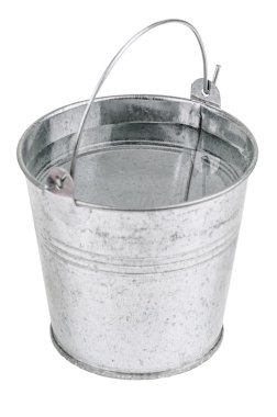 Beyaz zemin üzerinde su olan metal bir kova.