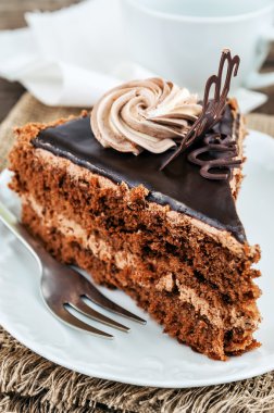 Çikolatalı kekin lezzetli üçgeni beyaz tabakta.