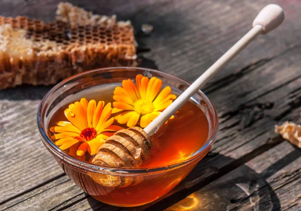 Fresh Sweet Honey Stick Calendula Flowers Glass Bowl — Stock Photo, Image