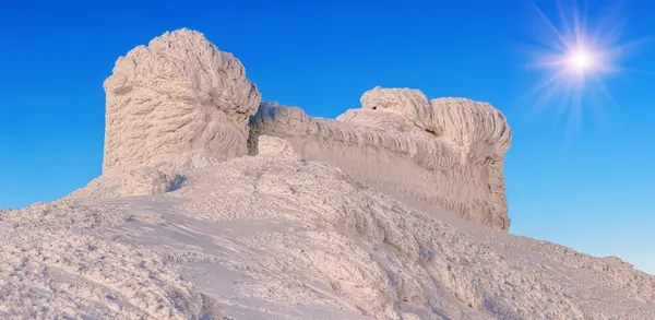 喀尔巴阡山脉Pip Ivan山上古老的 废弃的 积雪覆盖的观测台 — 图库照片