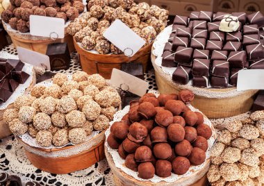 farklı tatlı şekerler (dükkanda yuvarlak çikolata, hindistan cevizi, karamel, fındık)