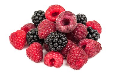 Beyaz arka planda tatlı ve olgun ahududu ve böğürtlen yığını