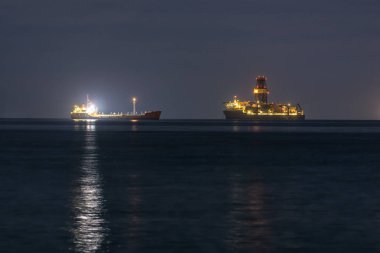 Gece denizinde iki gemi