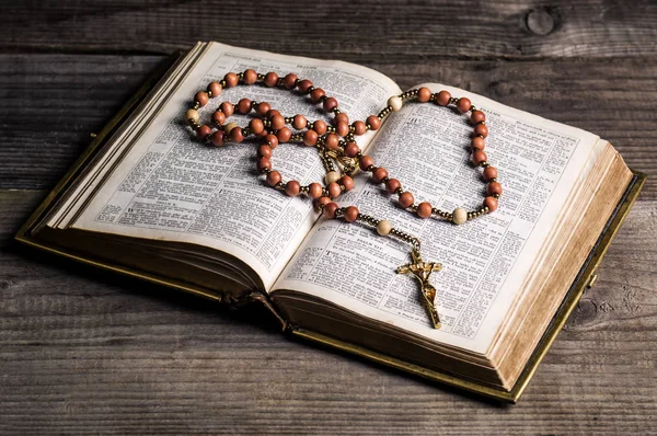 Rosenkranz Mit Kreuz Auf Alter Offener Bibel — Stockfoto