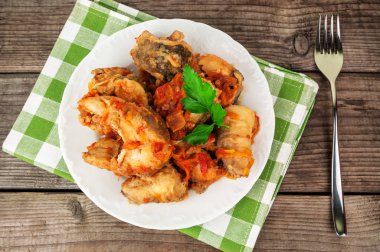 Yeşil maydanozlu lezzetli balık.