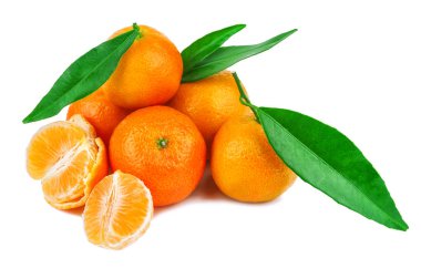 Beyaz arka planda yeşil yapraklı bir yığın tatlı mandalina.