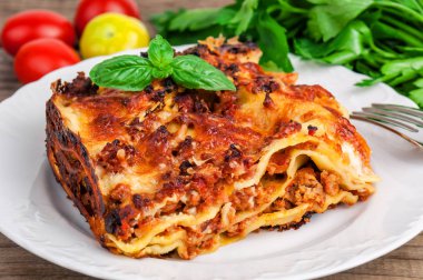 Lezzetli İtalyan lazanyası ve fesleğen yaprakları