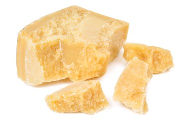 Lezzetli parmesan parçaları beyazda izole edilmiş.