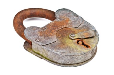 Paslı katı asma kilit beyaza izole edildi