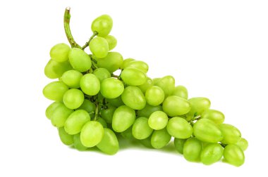 olgun sulu ve yeşil üzüm beyazda izole edilmiş.