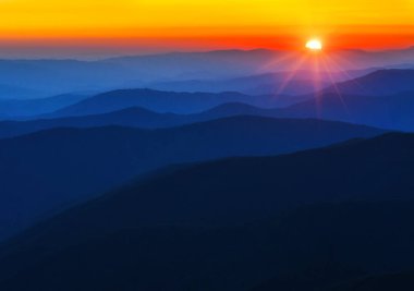 Yaz dağında gün batımının olduğu güzel bir manzara