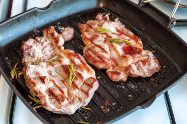 Çiğ ve ızgara et (biftek) ve tavada biberiye