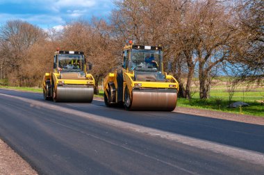 İki yol silindiri yeni yol yapıyor.