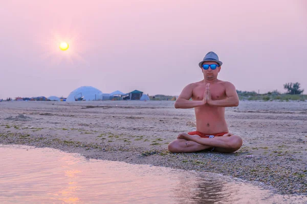 Homem Chapéu Que Medita Praia — Fotografia de Stock