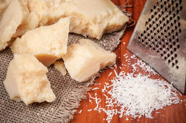 Pedazos Delicioso Parmesano Con Agua Salada —  Fotos de Stock