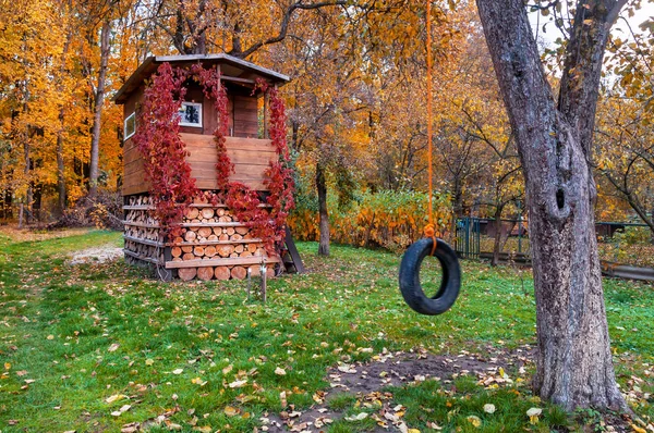 Деревянный Дом Ручной Работы Осеннем Саду — стоковое фото