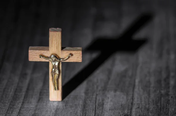 Drewniany Krzyż Chrześcijański Cieniem — Zdjęcie stockowe