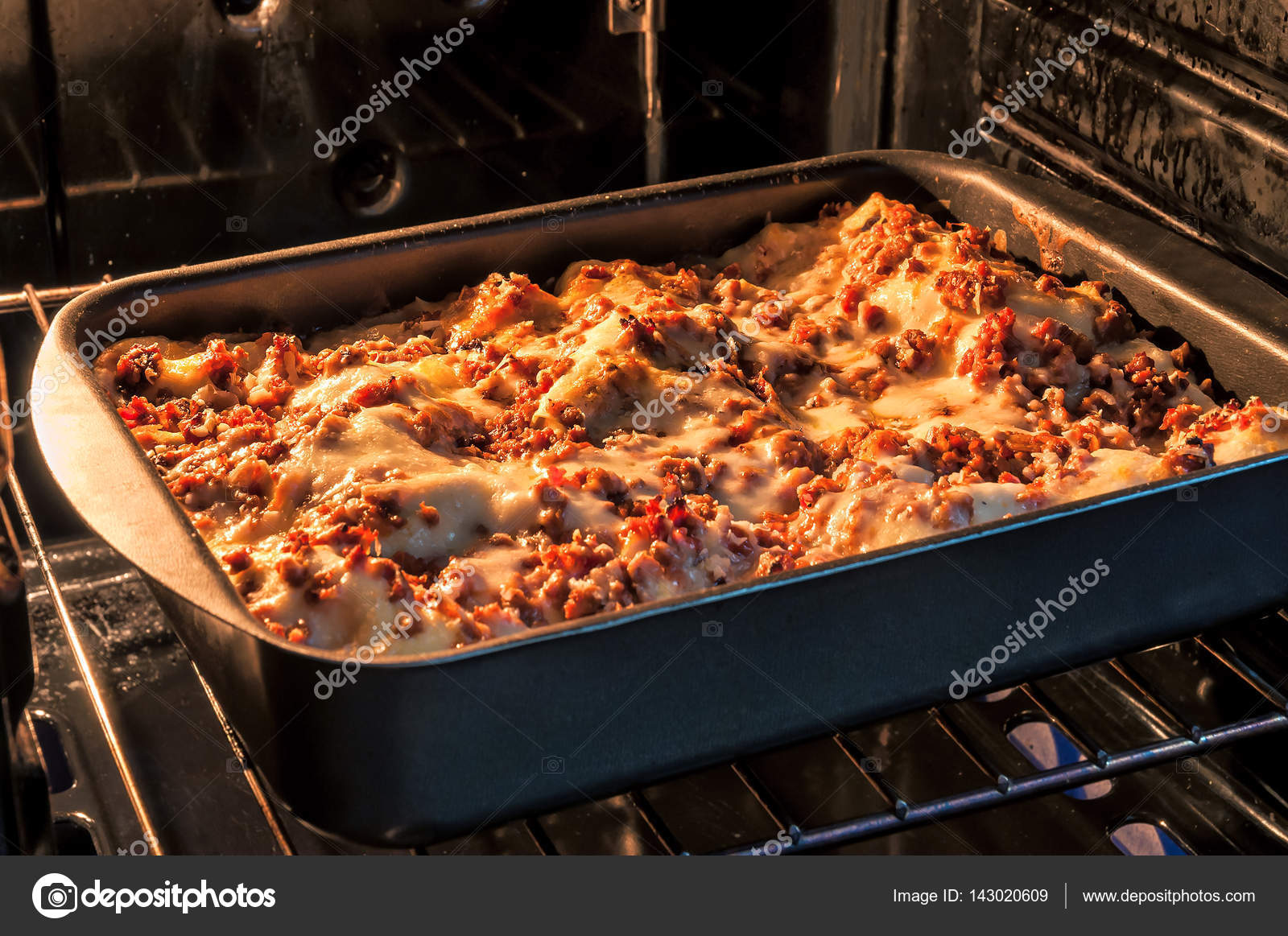 asesinato Guardia identificación Delicious Lasagna Oven — Stock Photo © Vovashevchuk #143020609