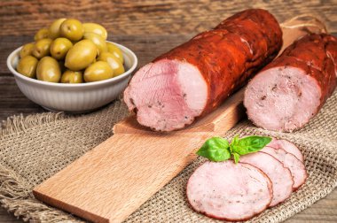 Lezzetli füme sosis, zeytin ve fesleğen yapraklı.