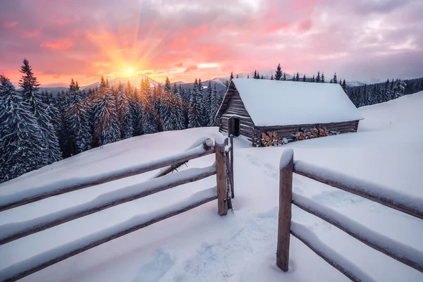 古い放棄された木造キャビン 美しい赤い夕日の冬の山の中で — ストック写真