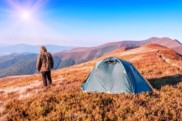 Mann Tarnung Und Zelt Den Karpaten — Stockfoto