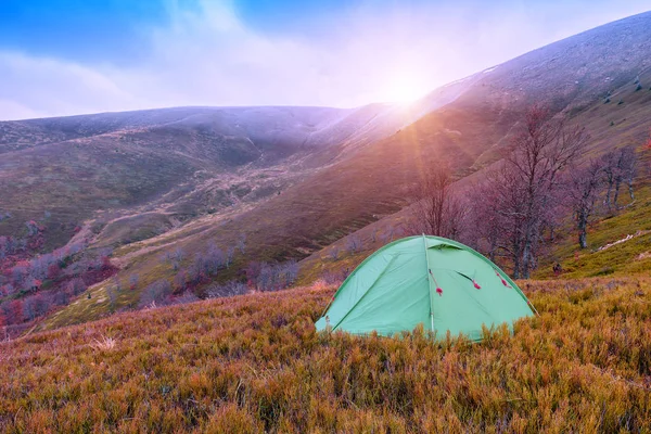 Tenda Verde Nas Montanhas Outono — Fotografia de Stock