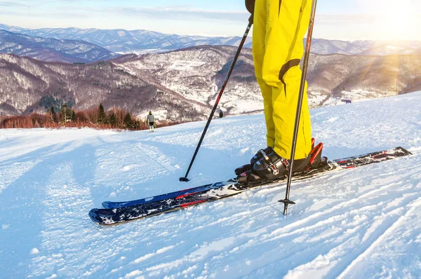 Skieur Pantalon Jaune Sur Piste — Photo