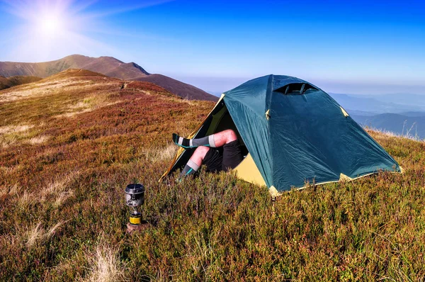 Turista Descansando Uma Tenda Montanha — Fotografia de Stock