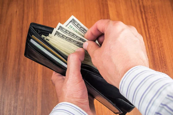 Schwarze Ledertasche Mit Geld Dollar Den Händen — Stockfoto