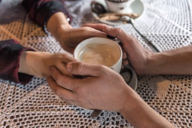 Çift el ve sıcak lezzetli kahve