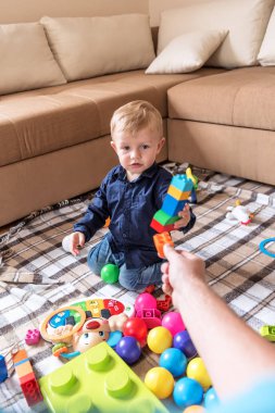 Çocuk (Çocuk) plastik Legolarla oynuyor