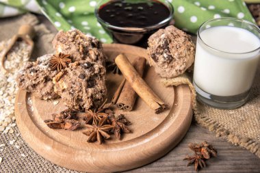 lezzetli el yapımı kurabiyeler, anason, tarçın ve süt. Sağlıklı kahvaltı