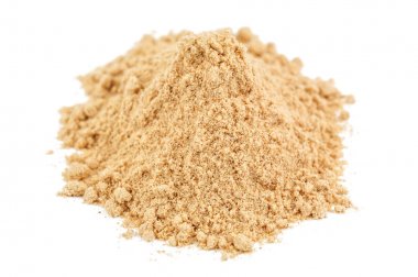 zencefil tozu (toprak) beyaz zemin üzerine yığını