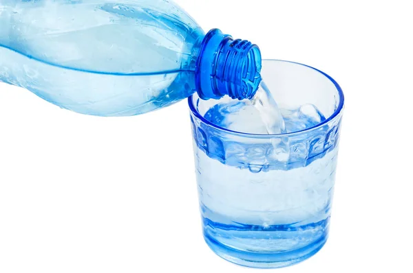 蓝色塑料瓶与新鲜 冰冷的水被隔绝在白色 — 图库照片