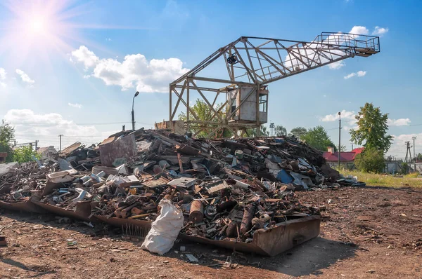 Különleges Crane Felvette Dump Fém Szemetes — Stock Fotó