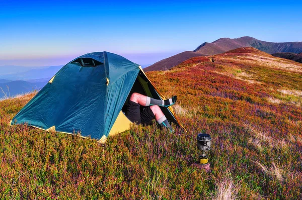 Caminhante Descansando Tenda Azul Observando Natureza Nas Montanhas — Fotografia de Stock