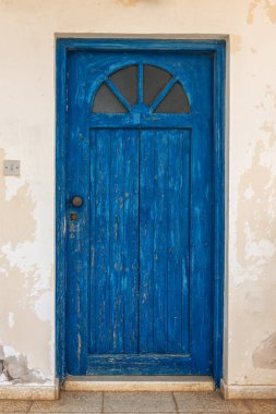 Duvardaki mavi kapalı kapı