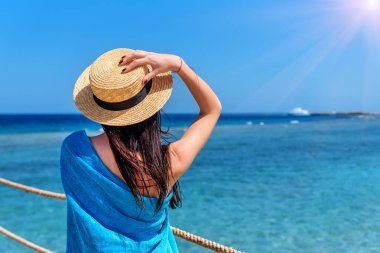 Hasır Şapkalı Kız denizde görünüyor