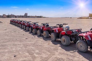 quadbike (Atv) çölde satırı