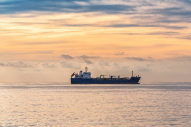 gemiye gündoğumu denizde (bulker)