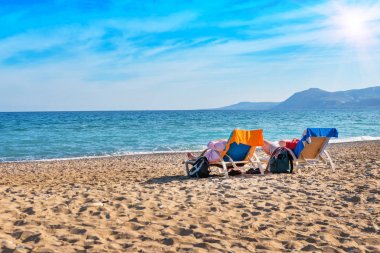 iki kişi vasıl belgili tanımlık kıyı dinlenme