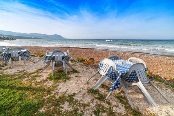 Židle Stoly Pláži Při Západu Slunce — Stock fotografie