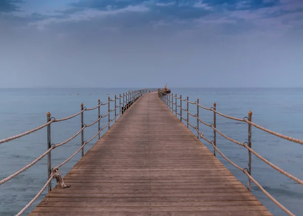 Gamla Träpiren Havet Kvällen Molnig Himmel — Stockfoto